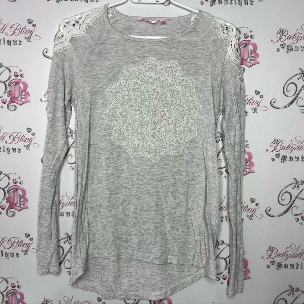 La vie en rose shirt long sleeve Heathered grey mandala crochet shoulders white